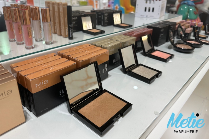 Krem trupi, vaj hidratues, linje organike, kujdes lekure, UMAMI skincare, aromaterapi, parfum luksoz, pastrim i bute, set dhurate, hidratim natyral, perkujdesje ditore, Metie Parfumerie.